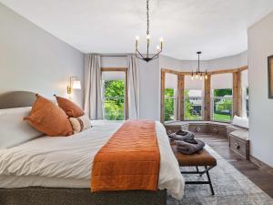 Schlafzimmer mit einem großen Bett und Fenstern in der Unterkunft Welcome To Wine Country - Relaxed Luxury in Geneva