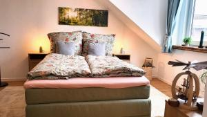 ein Schlafzimmer mit einem Bett mit Kissen darauf in der Unterkunft Ferienwohnung Berglodge 22 Hahnenklee Bockswiese in Goslar