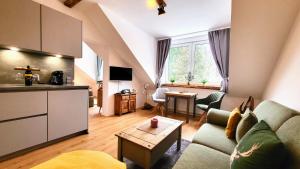 een woonkamer met een bank en een tafel bij Ferienwohnung Berglodge 22 Hahnenklee Bockswiese in Goslar