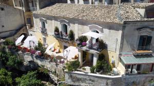an aerial view of a building with flowers at Bed and Breakfast Terra del Sole Ibla in Ragusa