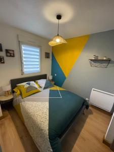 A bed or beds in a room at Le Cosy Des Goélands, T2 proche de la mer