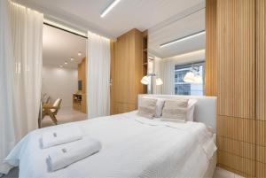 Tempat tidur dalam kamar di Dom & House - Apartments Yacht Park Gdynia