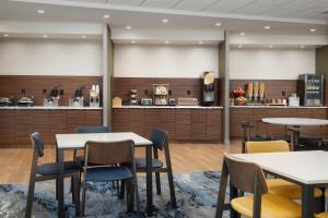 Restaurace v ubytování Fairfield Inn & Suites by Marriott Ithaca + 37 fotografií