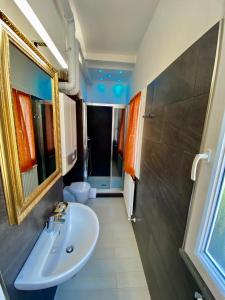 bagno con lavandino, specchio e servizi igienici di The Manarola Main Plaza a Manarola