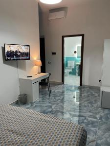 Televízia a/alebo spoločenská miestnosť v ubytovaní Dante Rooms