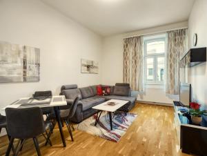 - un salon avec un canapé et une table dans l'établissement Flarent Vienna Apartments-HG, à Vienne