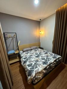 ein Schlafzimmer mit einem Bett in der Ecke des Zimmers in der Unterkunft Villa Jasmine Batu in Batu + 2 Fotos