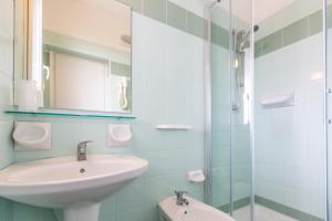 Koupelna v ubytování Hotel Luana