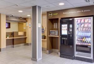 un supermarché avec une machine à soda en magasin dans l'établissement B&B HOTEL Reims Centre Gare, à Reims