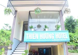 un hotel con un cartel que los lee abrazando hotel en Thiên Hương Hotel en Làng Lap