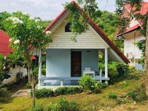una pequeña casa con techo rojo en LungYod guesthouse, en Ban Tha Ling Lom