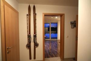 ein Zimmer mit Skiern an der Wand neben einer Tür in der Unterkunft Appartment Schatz in Uderns