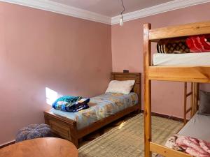 sypialnia z 2 łóżkami piętrowymi i drabiną w obiekcie Imssouane cathédrale w mieście Imsouane