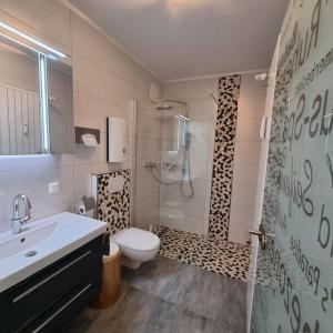 Ένα μπάνιο στο Maberg Ferienwohnung auf Scheid