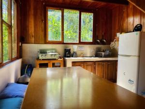 Kuchyň nebo kuchyňský kout v ubytování Inti Mindo Hostel