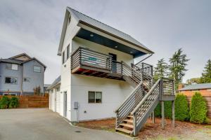 ein Haus mit einer Treppe, die hinauf führt in der Unterkunft Modern Tukwila Apartment with Balcony Near Airport! in Tukwila