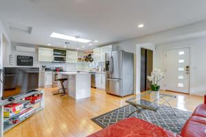 eine Küche und ein Wohnzimmer mit Küchengeräten aus Edelstahl in der Unterkunft Modern Tukwila Vacation Rental Near Airport! in Tukwila