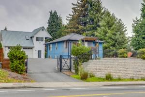 ein blaues Haus an der Seite einer Straße in der Unterkunft Modern Tukwila Vacation Rental Near Airport! in Tukwila