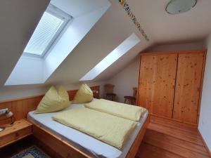 een slaapkamer met een bed op zolder bij Appartements Claudia in Mauterndorf