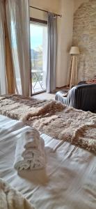 - un lit avec une couverture et une fenêtre dans l'établissement Agriturismo La Pina, à Tarzo 240 autres photos