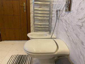 łazienka z toaletą i umywalką w obiekcie Horizon Villa w mieście Amman