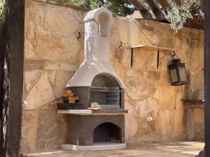 un horno de pizza al aire libre en una pared de piedra en Horizon Villa, en Amán