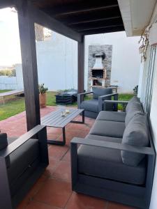 eine Terrasse mit Sofas, einem Tisch und einem Kamin in der Unterkunft Beach Villa Dorada in Estepona