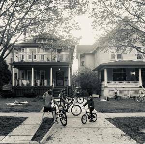 un grupo de personas montando bicicletas en una acera frente a una casa en Oak Park Beauties - Tree Lined Streets - Walkable en Oak Park