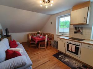 een woonkamer met een tafel en een keuken bij Appartements Claudia in Mauterndorf