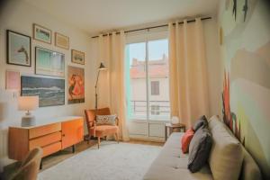 a living room with a couch and a window at Cocon à Toulon proche de l'Arsenal. 10mn à pied du centre in Toulon