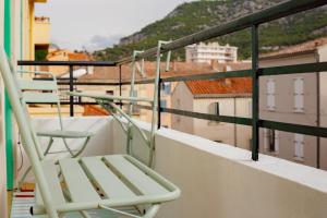 un par de sillas sentadas en un balcón con vistas en Cocon à Toulon proche de l'Arsenal. 10mn à pied du centre en Toulon