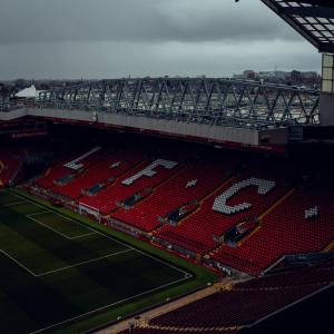 una vista aérea de un estadio de fútbol con asientos rojos en Swan House Apartment 4 - 1 Bed Apartment - Sleeps up to 4 - Free Parking - Liverpool - close to city centre - By ALL ELITE STAYS en Liverpool