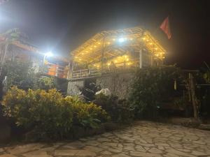 ein Gebäude in der Nacht mit Lichtern in der Unterkunft Hoàng Công Bản Giốc Homestay in Cao Bằng