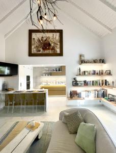 Villa Tilanga في سانت فرانسوا: غرفة معيشة مع أريكة وطاولة