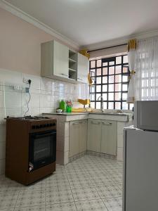 uma cozinha com um fogão e um forno em C & T luxury apartments em Nakuru