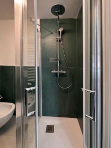 ein Bad mit einer Dusche und einem Waschbecken in der Unterkunft Cozy APT town centre, 2BTH and garage in Breuil-Cervinia