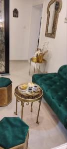 - un salon avec un canapé vert et une table basse dans l'établissement Vila Džan, à Sarajevo