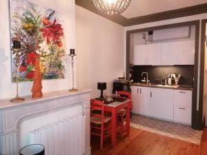 cocina con chimenea, mesa y pintura en Chez Frida en Le Puy-en-Velay