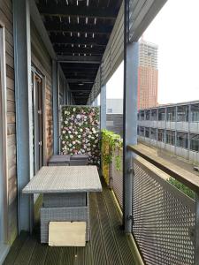 En balkon eller terrasse på Celaka Birmingham Central apartment, Free Indoor Parking