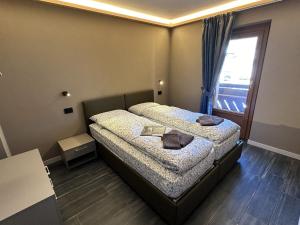 sypialnia z łóżkiem z 2 poduszkami w obiekcie La Sorgente Appartamento Domenico w Livigno