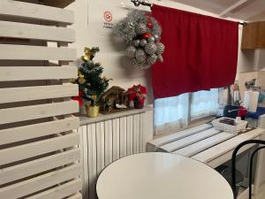 um quarto com uma mesa e uma árvore de Natal em B&b La Camelia em Santeramo in Colle