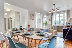 カルカソンヌにあるLa Casa Grande - piscine - wifi - parkingのテーブルと椅子のあるダイニングルームとリビングルーム