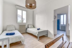 カルカソンヌにあるLa Casa Grande - piscine - wifi - parkingのベッドとテーブルのある白い部屋 +47枚の写真