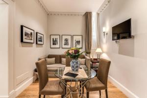 een woonkamer met een tafel en een bank bij Via Napoli Apartments in Rome