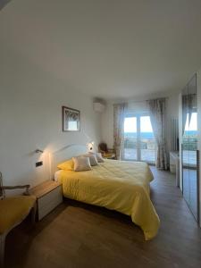 a bedroom with a large bed and a window at La CONCHIGLIA Bed & Breakfast in Camogli