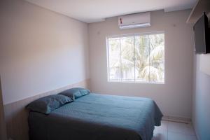 1 dormitorio con cama y ventana en Casa com otima localizacao em Foz do Iguacu PR en Foz de Iguazú