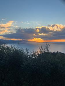 uma vista para o oceano com o pôr-do-sol ao fundo em La CONCHIGLIA Bed & Breakfast em Camogli