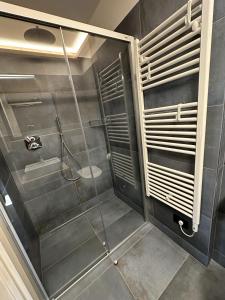 een badkamer met een douche met een glazen deur bij La Sorgente Appartamento Martin in Livigno +20 foto's