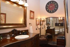 ジャスパーにあるThe Bird & Butterfly Innのバスルーム(大きな鏡、壁掛け時計付)
