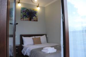 Rúm í herbergi á Guesthouse Relax in Kazbegi